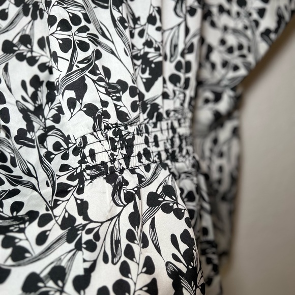 White House Black Market Black and White Floral Blouse. Size S. Great Condition. - Picture 7 of 7